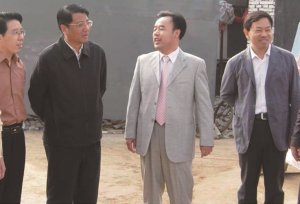 中共孝感市委書記黃關(guān)春到玉豐集團項目建設(shè)現(xiàn)場慰問